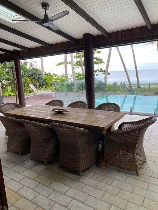 Bala Beach House On Absolute Beachfront Newell Beach Holiday home